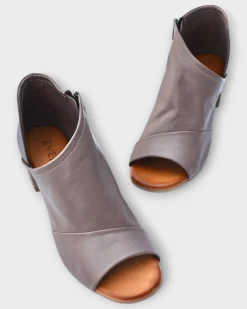 Everly Gia 01